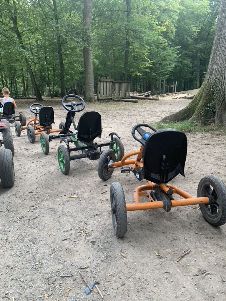 Kleine Bambini-Karts für Kinder von 5 bis 6 Jahren am Spielplatz