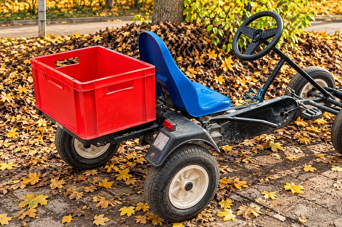 Rote Transport-Box hinter dem Sitz eines Karts