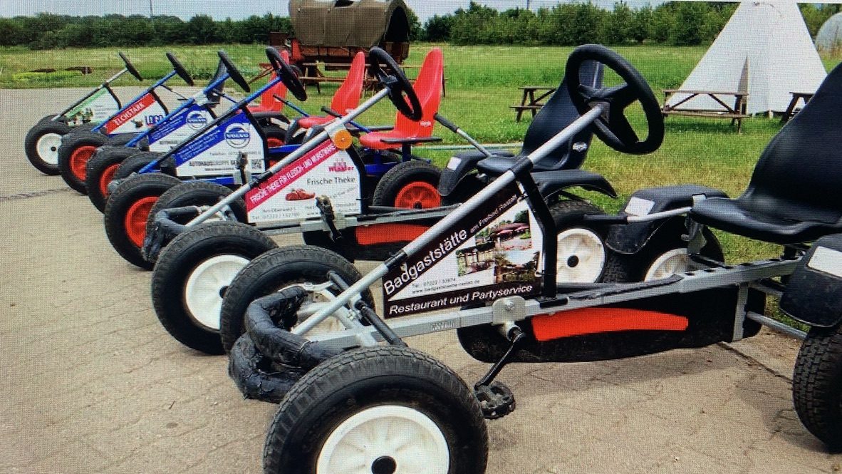 Pedalkarts mit Werbeschildern von Partnern aus der Region