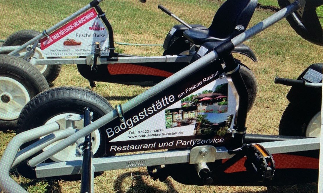 Werbeschild eines Restaurants am Kart in Nahaufnahme